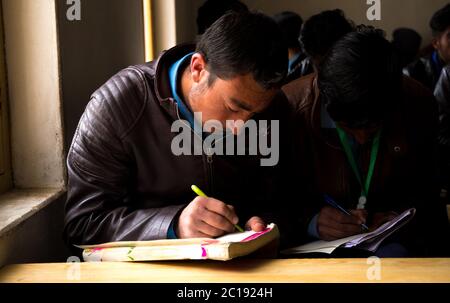 Studenten in Klassenzimmern in Studenten in einer Gemeinschaft laufen Hochschule in Gupis Valley in Gilgit Baltistan. Stockfoto