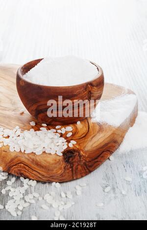 Glutenfrei Reis Mehl in eine hölzerne Schüssel Stockfoto
