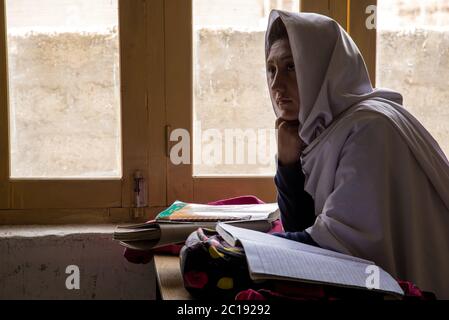 Studenten in Klassenzimmern in Studenten in einer Gemeinschaft laufen Hochschule in Gupis Valley in Gilgit Baltistan. Stockfoto