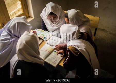 Studenten in Klassenzimmern in Studenten in einer Gemeinschaft laufen Hochschule in Gupis Valley in Gilgit Baltistan. Stockfoto