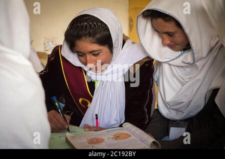 Studenten in Klassenzimmern in Studenten in einer Gemeinschaft laufen Hochschule in Gupis Valley in Gilgit Baltistan. Stockfoto