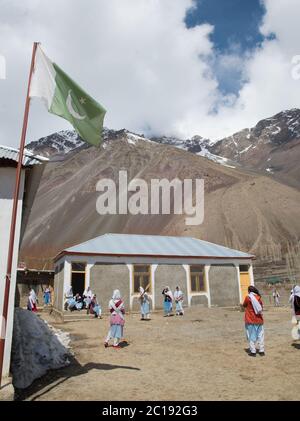 Studenten spielen Volleyball und Cricket während ihrer Pause in einem College in Gupis Valley in Gilgit Baltistan. Stockfoto
