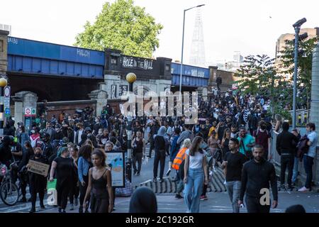 Black Lives Matter Gruppe versammeln sich um Waterloo Bahnhof während der Demonstration.Gruppen, einschließlich der extremen rechten Aktivisten in der Hauptstadt versammelt, behaupteten, sie schützten Statuen vor Anti-Rassismus-Aktivisten. Boris Johnson sagte, "rassistische Schlägerei hat keinen Platz auf unseren Straßen", nachdem Offiziere gesehen wurden, die geschlagen und getreten wurden. Einige friedliche Anti-Rassismus-Proteste fanden auch in London und im gesamten Vereinigten Königreich statt. Stockfoto