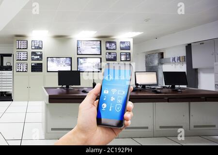 Smartphone mit Smart Home mit Kontrollzentrum in moderner Fabrik Stockfoto