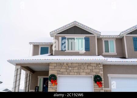 Home Fassade mit festlichen Weihnachtskränzen und bunten String Lichter im Winter Stockfoto
