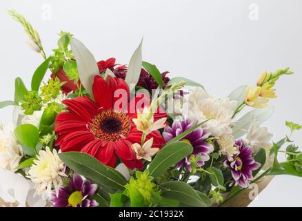 Blumenstrauß. Bouquet von bunten Blumen isoliert auf weiß. Stockfoto