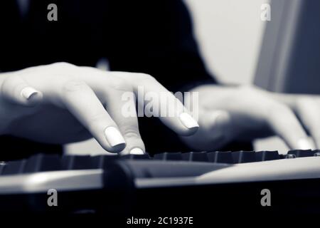 Weibliche Hände Tippen auf der Computertastatur Stockfoto