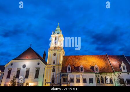 Alter Rathausturm bei Nacht im Stadtzentrum von Bratislava, Slowakei Stockfoto