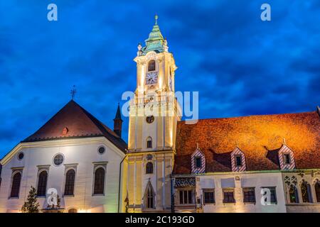 Alter Rathausturm bei Nacht im Stadtzentrum von Bratislava, Slowakei Stockfoto