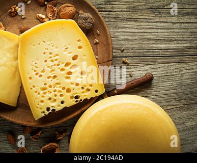 Verschiedene Arten von Hartkäse auf Holztisch serviert, traditionelle Stücke von handgemachten Käse. Textzeilen Stockfoto