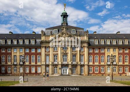 Fürstbischöflisches Schloss, Barockschloss und Sitz der Universität Münster, Münster, Westfalen, Nordrhein-Westfalen, Deutschland Stockfoto