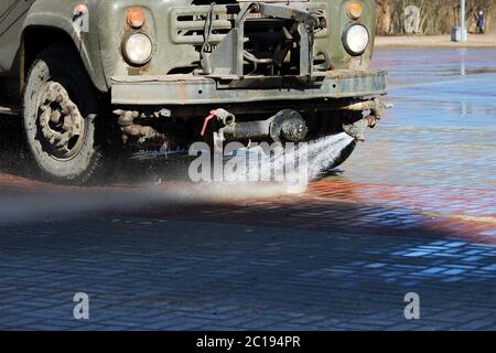 Sonderausrüstung auf dem LKW für die Straßenreinigung mit Wasserstrahlen montiert. Reinigung des Bereichs von Pflasterplatten. Stockfoto