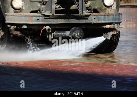 Sonderausrüstung auf dem LKW für die Straßenreinigung mit Wasserstrahlen montiert. Reinigung des Bereichs von Pflasterplatten. Stockfoto