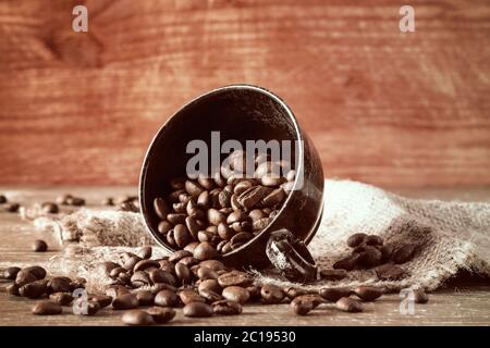 Kaffeebohnen verschüttet aus einer Tasse Stockfoto