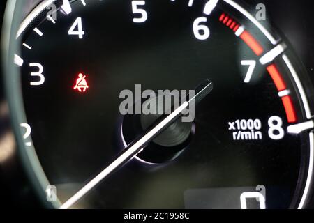 Ein Armaturenbrett mit Tachometer des Autos, Nahaufnahme. Stockfoto