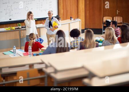 Ältere Professorin und junge Studentin demonstrieren Stockfoto