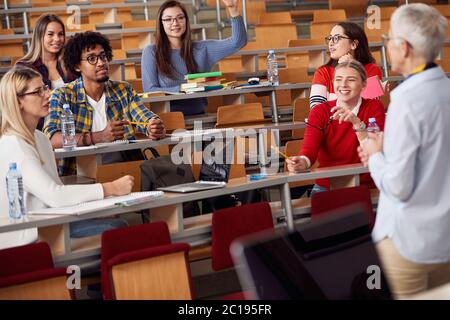 Ältere Professorin hält einen Vortrag und beantwortet Fragen Stockfoto