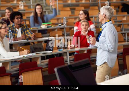 Ältere Professorin hält einen Vortrag und beantwortet Fragen Stockfoto