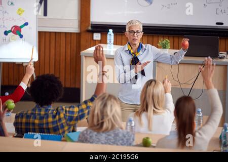Älterer Professor, der Studenten im Amphitheater vorspricht Stockfoto