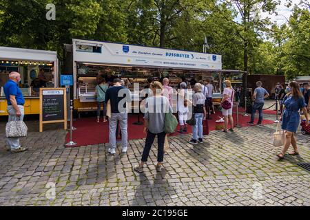 Soziale Distanzierung während der Coronavirus-Krise, Einkaufen auf dem Bauernmarkt am Domplatz, Münster, Nordrhein-Westfalen, Deutschland, Europa Stockfoto