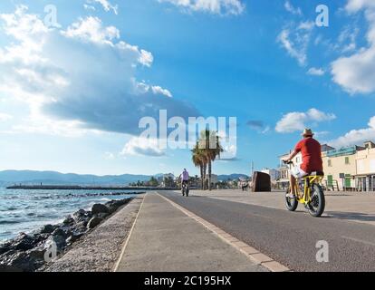 Menschen entlang der Portixol Promenade Stockfoto