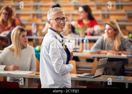 Ältere Professorin hält einen Vortrag und beantwortet Fragen Stockfoto