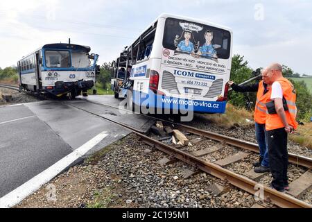 Struharov, Tschechische Republik. Juni 2020. Zehn Menschen sind bei der Kollision des Busses mit dem Personenzug auf dem Bahnübergang bei Struharov, Mittelböhmen, Tschechische Republik, am Sonntag, 14. Juni 2020 verletzt worden. Kredit: VIT Simanek/CTK Foto/Alamy Live Nachrichten Stockfoto