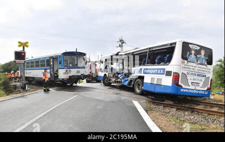 Struharov, Tschechische Republik. Juni 2020. Zehn Menschen sind bei der Kollision des Busses mit dem Personenzug auf dem Bahnübergang bei Struharov, Mittelböhmen, Tschechische Republik, am Sonntag, 14. Juni 2020 verletzt worden. Kredit: VIT Simanek/CTK Foto/Alamy Live Nachrichten Stockfoto