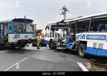 Struharov, Tschechische Republik. Juni 2020. Zehn Menschen sind bei der Kollision des Busses mit dem Personenzug auf dem Bahnübergang bei Struharov, Mittelböhmen, Tschechische Republik, am Sonntag, 14. Juni 2020 verletzt worden. Kredit: VIT Simanek/CTK Foto/Alamy Live Nachrichten Stockfoto