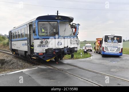 Struharov, Tschechische Republik. Juni 2020. Zehn Menschen sind bei der Kollision des Busses mit dem Personenzug auf dem Bahnübergang bei Struharov, Mittelböhmen, Tschechische Republik, am Sonntag, 14. Juni 2020 verletzt worden. Kredit: VIT Simanek/CTK Foto/Alamy Live Nachrichten Stockfoto