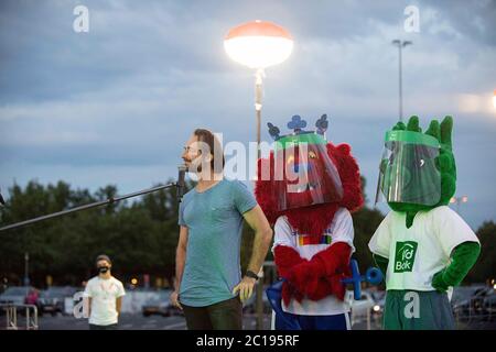 Tim LOBINGER (ehemaliger Polspringer) beim Interview mit Mascot PSD Bank Flight Night, Stabhochsprung der Männer, am 12. Juni 2020 im Drive-in-Kino in Düsseldorf. Â weltweit Stockfoto