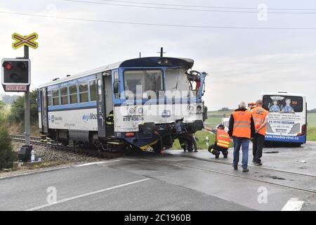 Struharov, Tschechische Republik. Juni 2020. Zehn Menschen sind bei der Kollision des Busses mit dem Personenzug auf dem Bahnübergang bei Struharov, Mittelböhmen, Tschechische Republik, am Sonntag, 14. Juni 2020 verletzt worden. Kredit: VIT Simanek/CTK Foto/Alamy Live Nachrichten Stockfoto