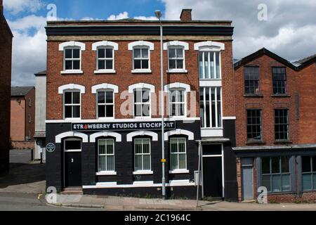 Strawberry Studios Stockport UK mit blauer Plakette an der Waterloo Road. Schwarz lackierter Ziegel mit weißem Fensterrahmen. Stockfoto