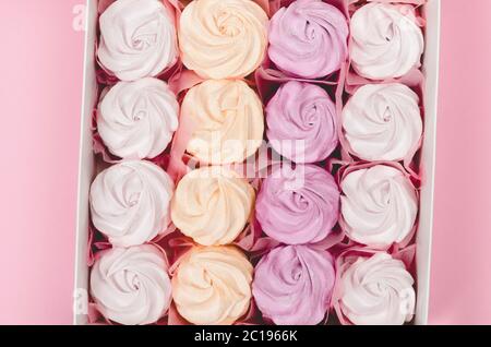 Farbe Luft Marshmallow in einer Geschenkbox auf rosa Hintergrund. Geschenk zum Valentinstag Stockfoto