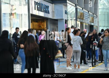 Einkäufer stehen bei Primark in Birmingham als nicht-wesentliche Geschäfte in England Schlange und öffnen ihre Türen zum ersten Mal seit der Verhängung von Sperrbeschränkungen durch Coronavirus im März. Stockfoto