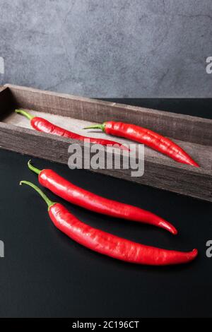 Rote Chilischote auf dem Tisch Stockfoto