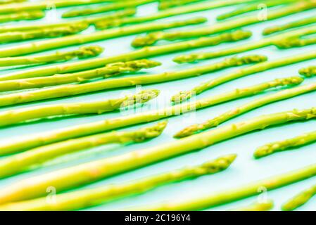 Frischer grüner Spargel schießt Muster, Ansicht von oben. Essen Hintergrund Spargel flach Stockfoto