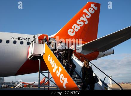 REDAKTIONELLE VERWENDUNG NUR Passagiere steigen vor dem Start von London Gatwick an Bord des easyJet-Flugs EZY883 nach Glasgow, da die Fluggesellschaft zum ersten Mal seit 11 Wochen den Betrieb aufnimmt, nachdem die Fluggesellschaft am 30. März alle Flugzeuge aufgrund der Covid-19-Pandemie geerdet hat. Stockfoto