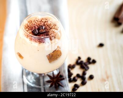 Tiramisu in ein Glas mit Kaffeebohnen dekoriert Stockfoto