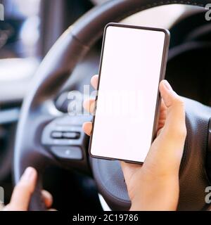 Telefon im Auto. Mockup Screen App. Reisekarte Stockfoto