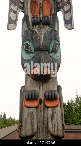 Ketchikan, Alaska: Nahaufnahme eines Tlingit Totems in einer Straße in Ketchikan, Alaska. Stockfoto