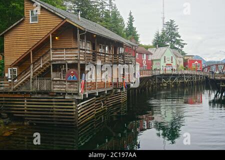 Ketchikan, Alaska: Geschäfte entlang der Creek Street, dem ehemaligen historischen Rotlichtviertel von Ketchikan, Alaska. Stockfoto