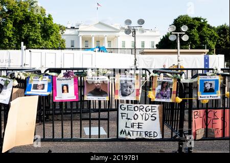 Bild von George Floyd und Schild mit der Aufschrift "George Floyds Leben war wichtig" auf einem Zaun vor dem Weißen Haus bei einem Protest gegen Präsident Donald Trump und für Black Lives Matter. Stockfoto