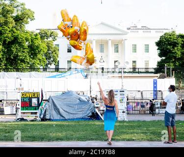 Frau trägt Baby Trump Ballons im Lafayette Park bei einem Protest gegen Präsident Donald Trump und für Black Lives Matter. Stockfoto