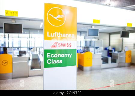 Langenhagen, Deutschland. Juni 2020. Vor den Check-in-Schaltern in der Abflughalle des Flughafens Hannover ist ein Schild mit dem Lufthansa-Logo angebracht. Nach drei Monaten wird die weltweite Reisewarnung für Touristen am 15. Juni für den größten Teil Europas aufgehoben. Ab Mitternacht wird das Auswärtige Amt auf seiner Website nicht mehr vor Reisen in voraussichtlich 27 Länder warnen. Quelle: Hauke-Christian Dittrich/dpa/Alamy Live News Stockfoto