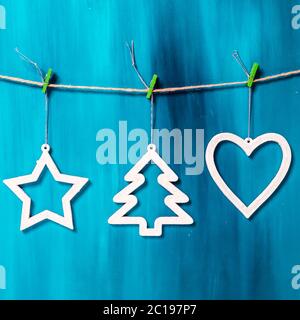 Weihnachtskarte mit Sternen, Tanne und Fichte - Kegel auf hölzernen Hintergrund Weihnachten Karte mit Weihnachten natürliche Dekorationen Stockfoto