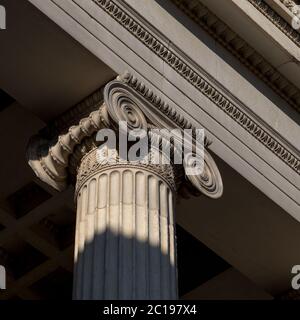 Nahaufnahme einer Linie der Säulen im griechischen Stil Stockfoto