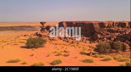 Felsformation in der Sahara-Wüste in der Nähe der Region Tchirozerine, Agadez, Niger Stockfoto
