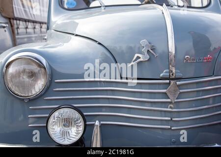 Bordeaux , Aquitaine / Frankreich - 06 10 2020 : Renault 4CV Oldtimer-Auto in Detail Vorderansicht von Vintage Retro-Fahrzeug Stockfoto