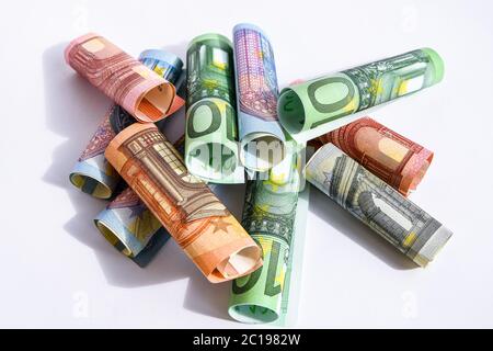 Euro-Scheine aufgerollt, Euro-Banknoten rollten auf weißem Hintergrund mehrere Hundert Euro auf weißem Hintergrund Stockfoto